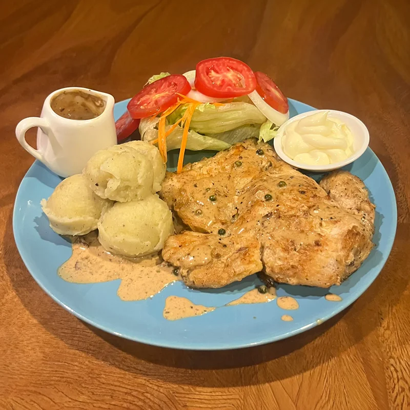 steak gai grilled chicken breast with black pepper cream sauce mashed potatoes and vegetables