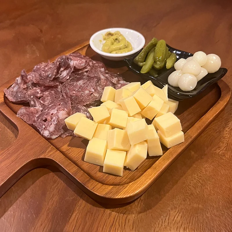  Small cheese and salami set with Gouda cheese and artisan salami