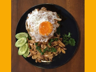 Moo Tod Kratiem - Fried with garlic & black pepper